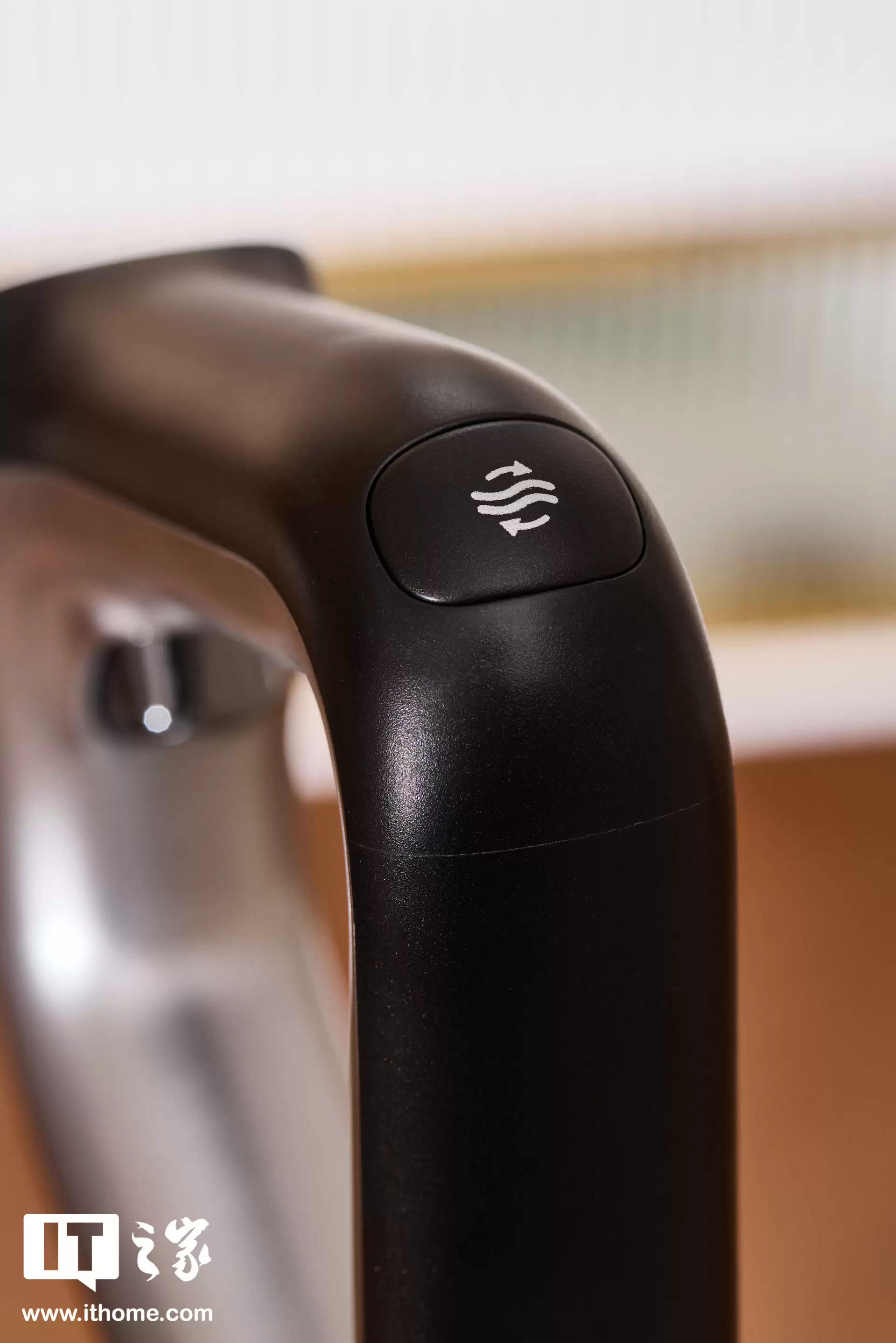 【IT之家图赏】全球首创 AI「双刮洗」机械臂：追觅洗地机 T60 Ultra 实拍