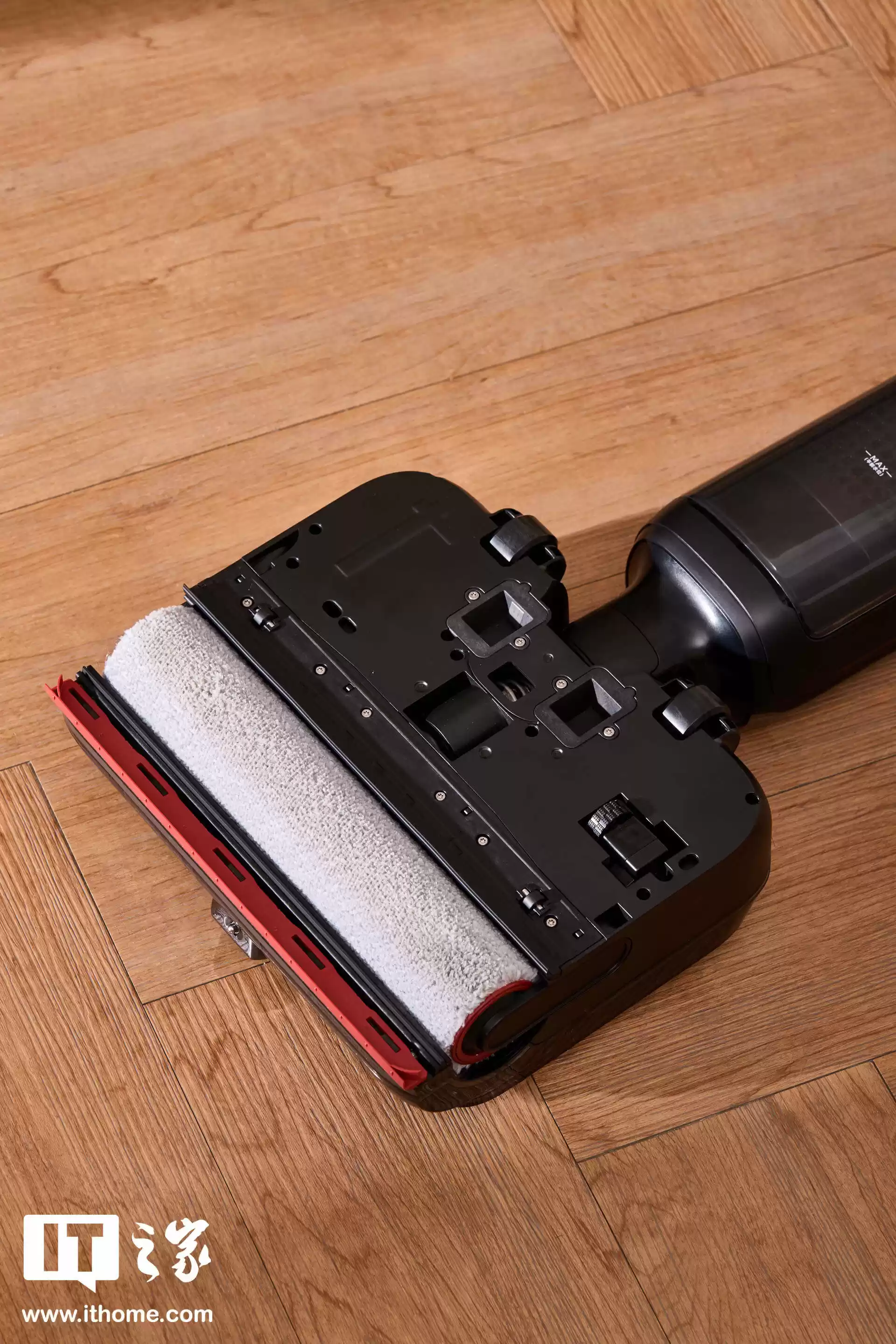 【IT之家图赏】全球首创 AI「双刮洗」机械臂：追觅洗地机 T60 Ultra 实拍