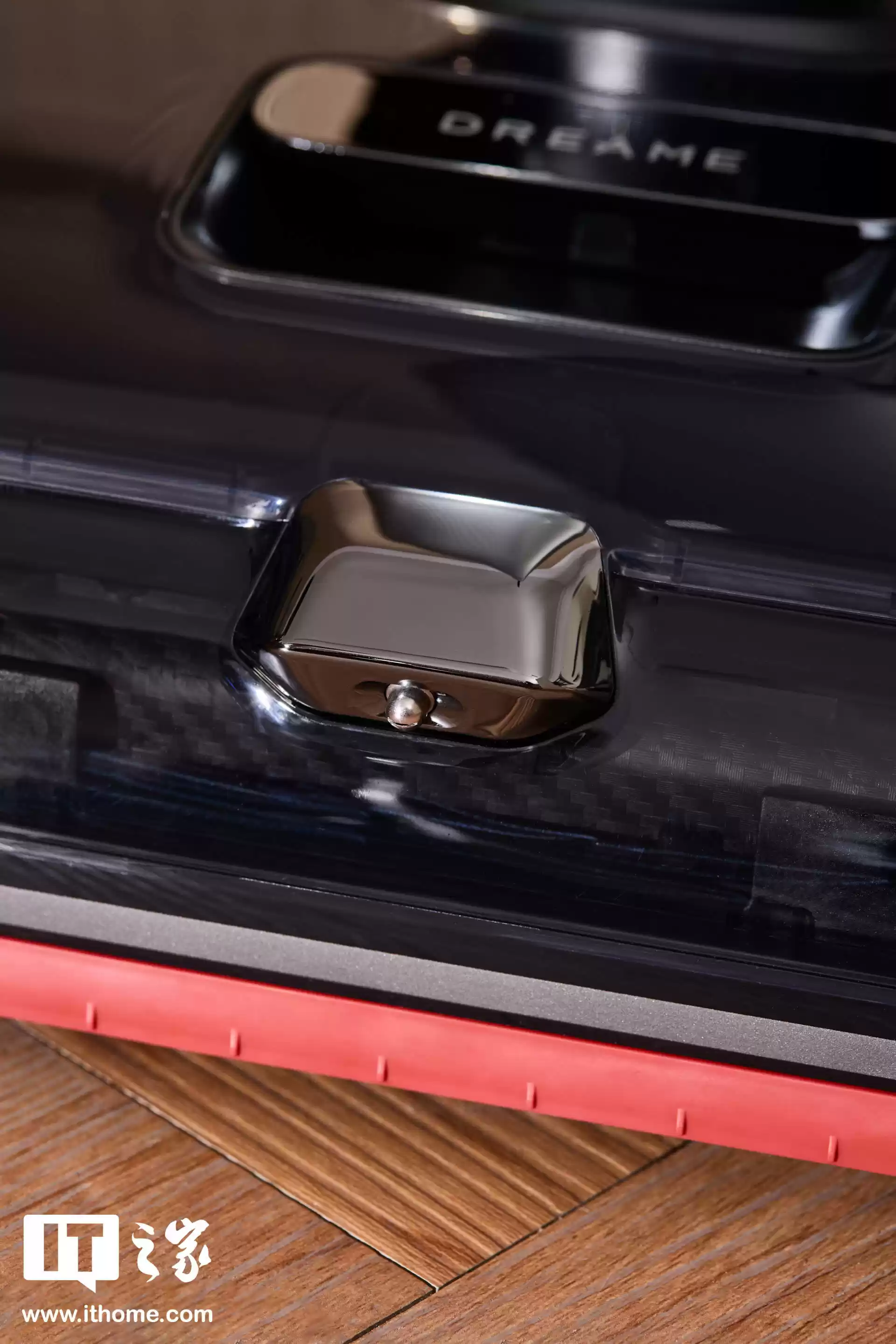 【IT之家图赏】全球首创 AI「双刮洗」机械臂：追觅洗地机 T60 Ultra 实拍