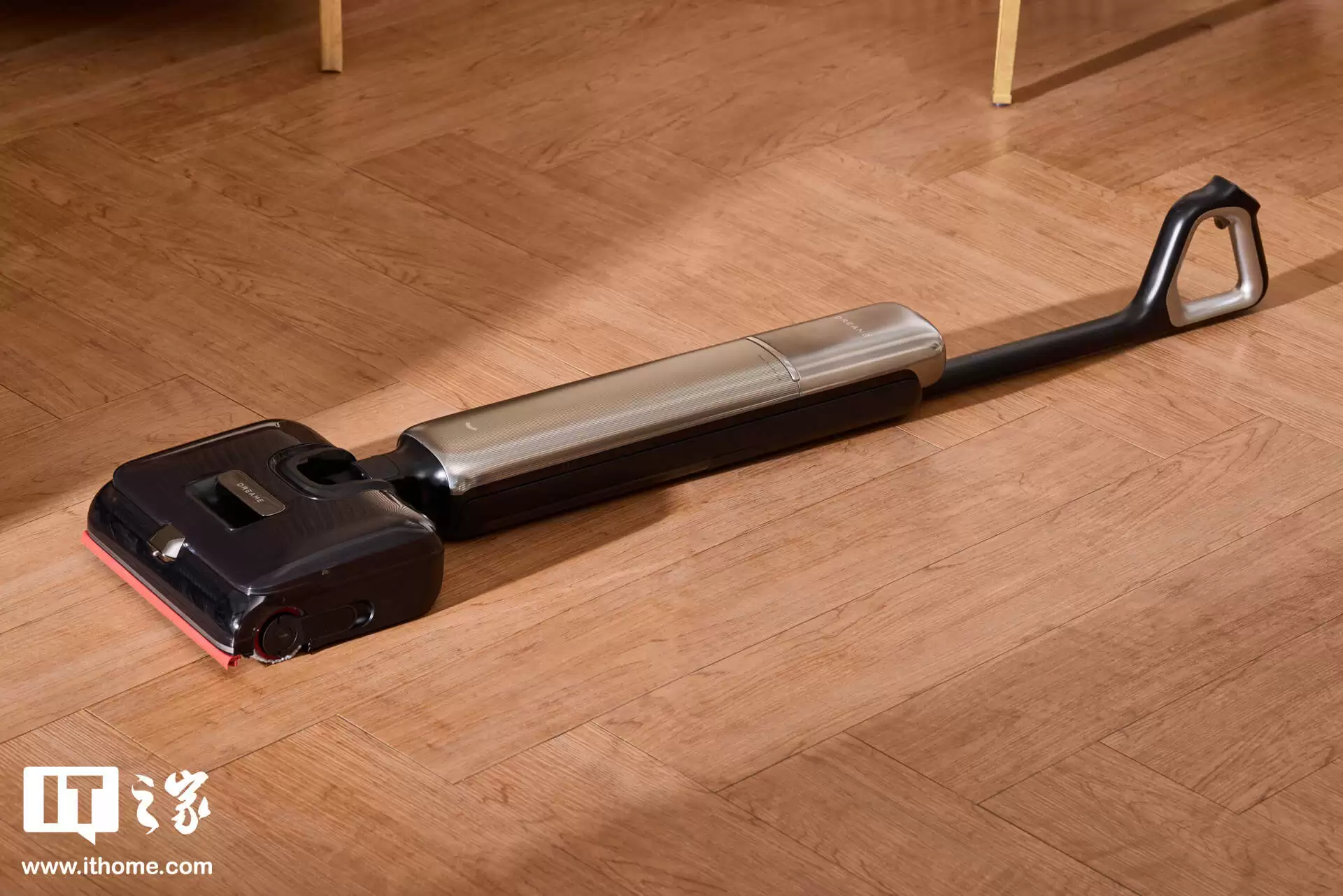 【IT之家图赏】全球首创 AI「双刮洗」机械臂：追觅洗地机 T60 Ultra 实拍