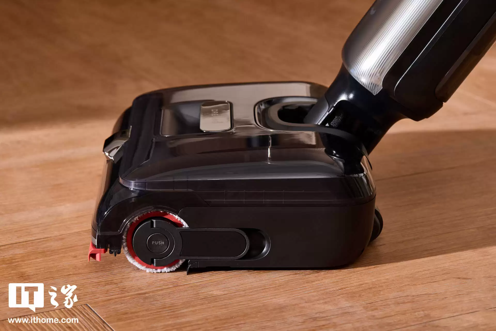 【IT之家图赏】全球首创 AI「双刮洗」机械臂：追觅洗地机 T60 Ultra 实拍