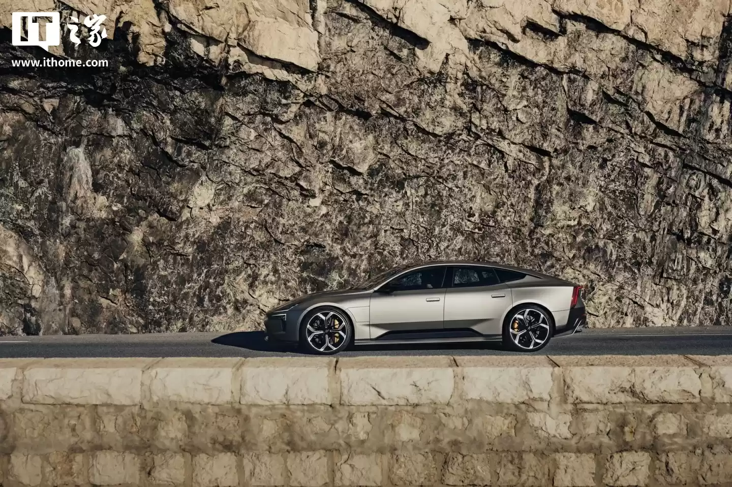 极星 5 正式发布:对标保时捷 Taycan,续航最高 670 公里