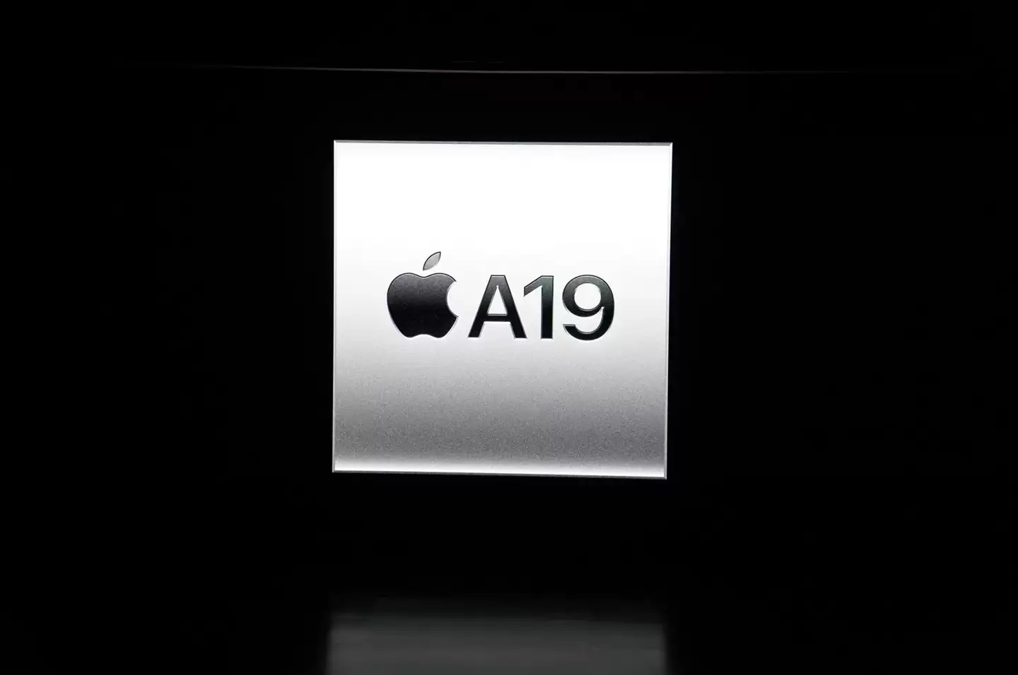 苹果 iPhone 17 标准版发布：6.3 英寸 120Hz 屏幕、A19 芯片、4800 万主摄，售价 799 美元