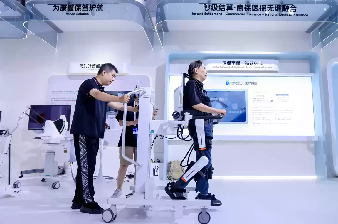 2025外滩大会探营：10000平方米科技展览，看见科技从宏大走向具体