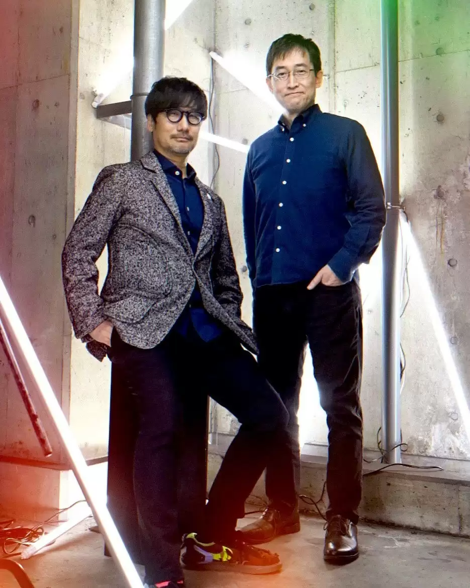 小岛秀夫晒与伊藤润二合影，加彩色滤镜