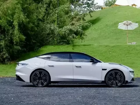 领克首款插混中大型车上市：四驱标配，续航1400公里引领智能新体验