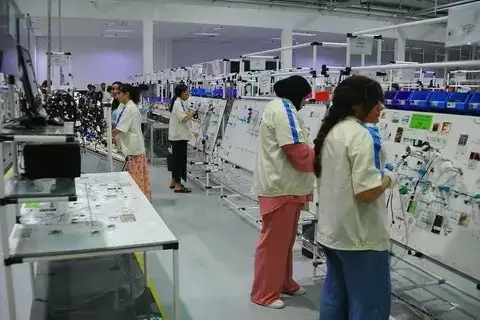 中国企业投资突尼斯汽车厂开工，中突工人携手生产作业