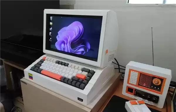 玩家用乐高积木拼出电脑机箱与屏幕:打造独特复古风PC