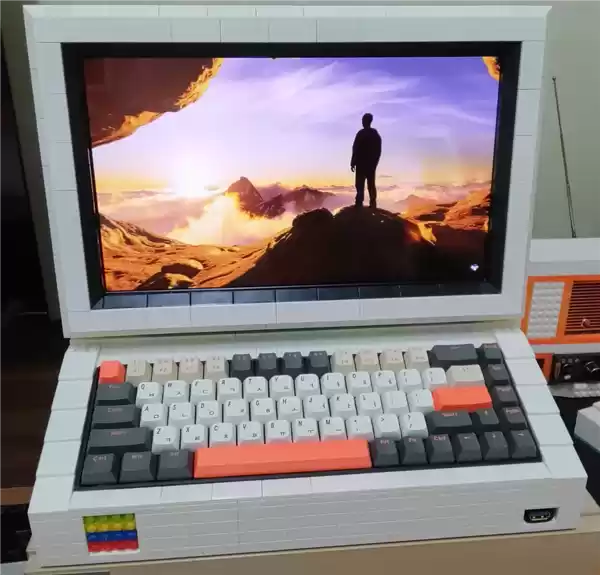 玩家用乐高积木拼出电脑机箱与屏幕:打造独特复古风PC