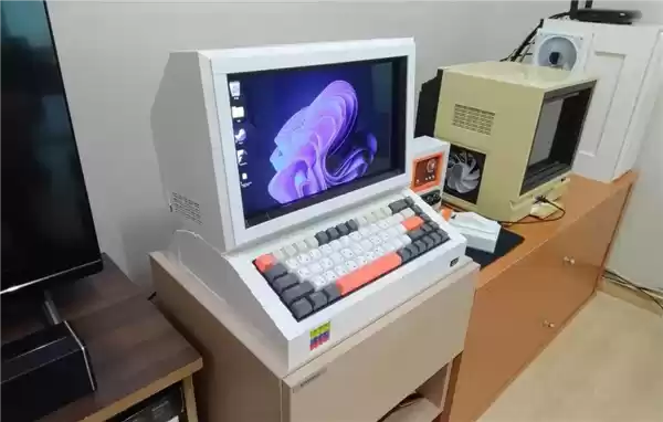 玩家用乐高积木拼出电脑机箱与屏幕:打造独特复古风PC