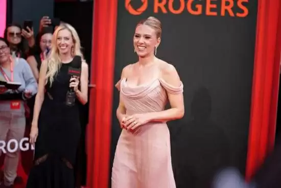 寡姐执导首作《了不起的埃莉诺》首映 长裙优雅亮相