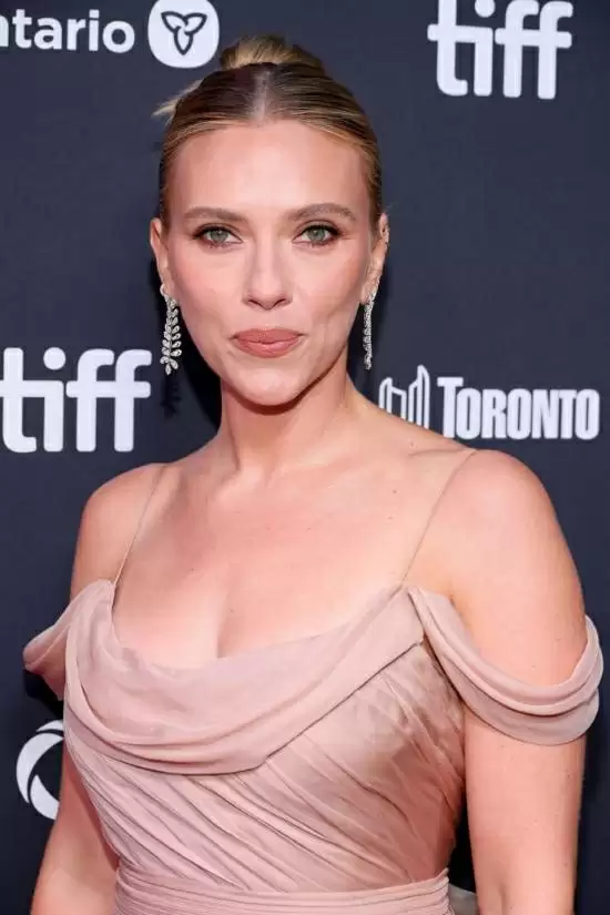 寡姐执导首作《了不起的埃莉诺》首映 长裙优雅亮相