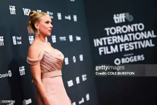 寡姐执导首作《了不起的埃莉诺》首映 长裙优雅亮相