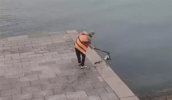 青岛一环卫工将垃圾扫进大海 景区回应：开除 扣发半个月工资