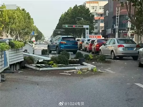 男子带女伴大早上开车撞绿化带 酒精检测超200mg/ml