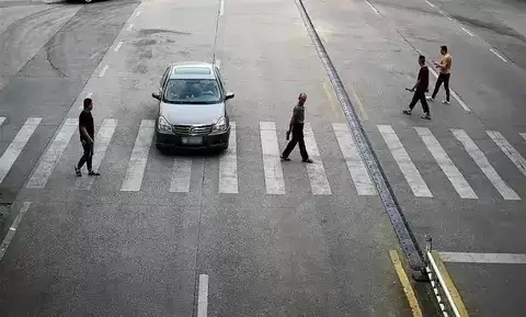 车辆礼让行人，安全责任不分对错