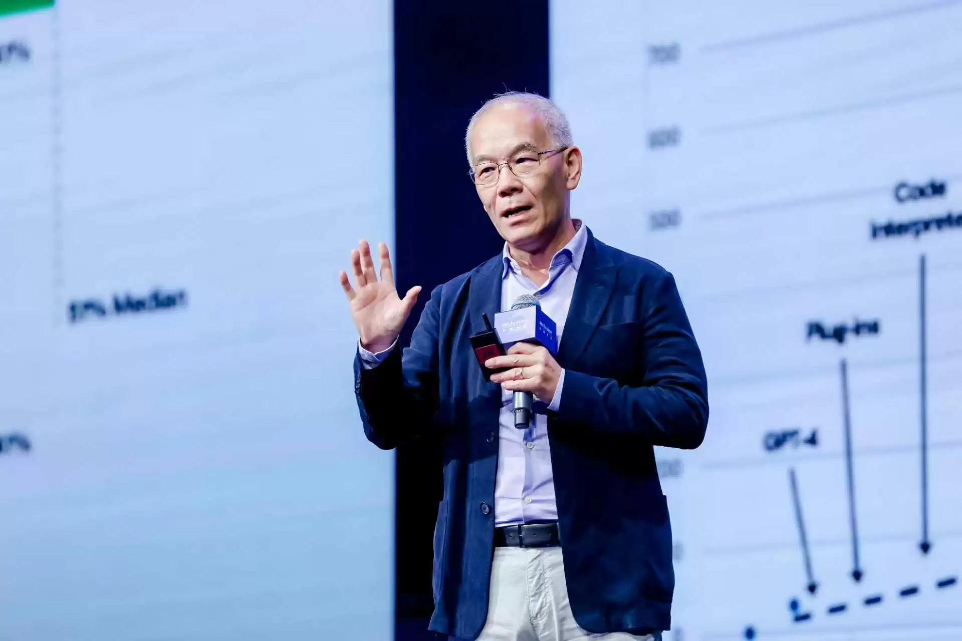 张宏江外滩大会分享：基础设施加速扩张，AI 正步入“产业规模化”