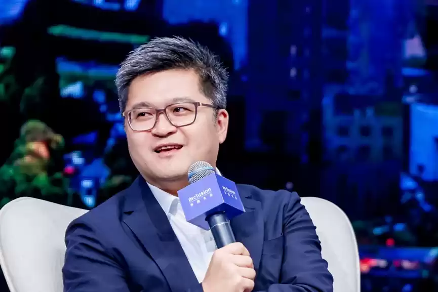 2025外滩大会开幕,蚂蚁集团CEO韩歆毅:在医疗健康领域,专业AI做到极致会更强