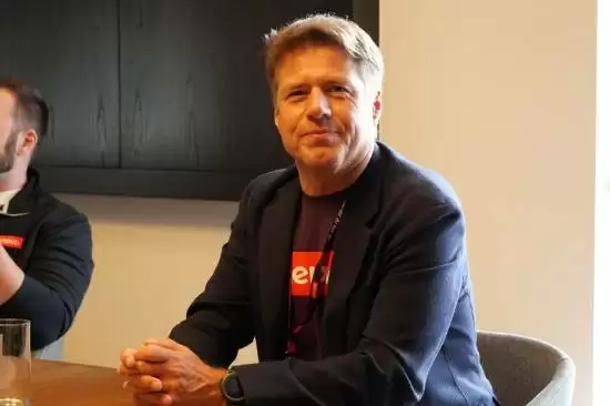 联想Legion Go 2掌机定价近万元,高端配置瞄准发烧玩家市场