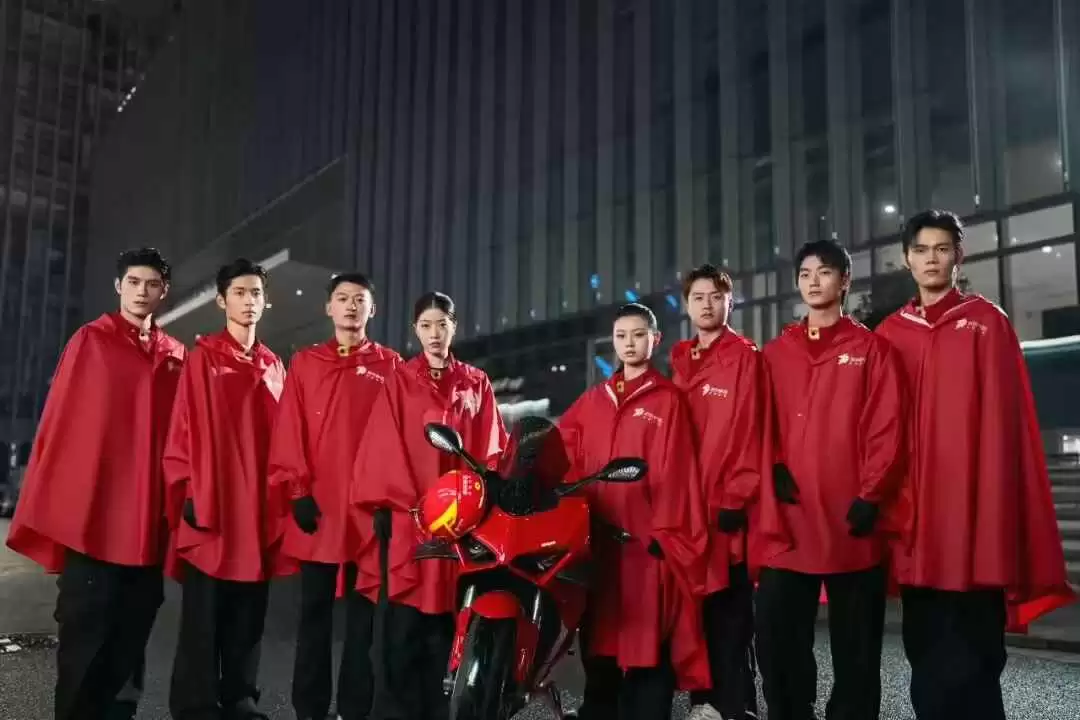 京东外卖启动雨季关怀计划：配发高性能雨衣，动态调整配送时长