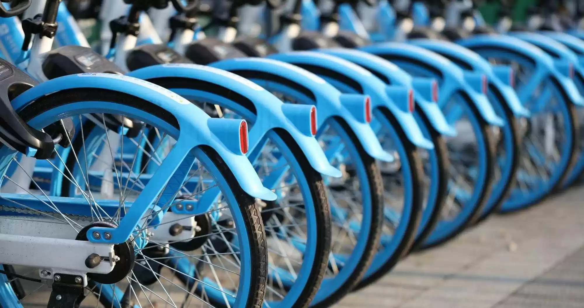 共享单车骑行落锁致伤事件引发关注，平台回应技术缺陷与理赔进展