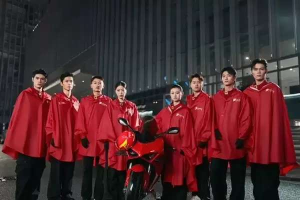 京东为骑手免费发放专业红斗篷雨衣，提升雨天配送安全与保障