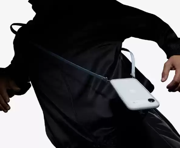 苹果发布iPhone 17系列周边配件,斜挎挂绳设计新颖引热议