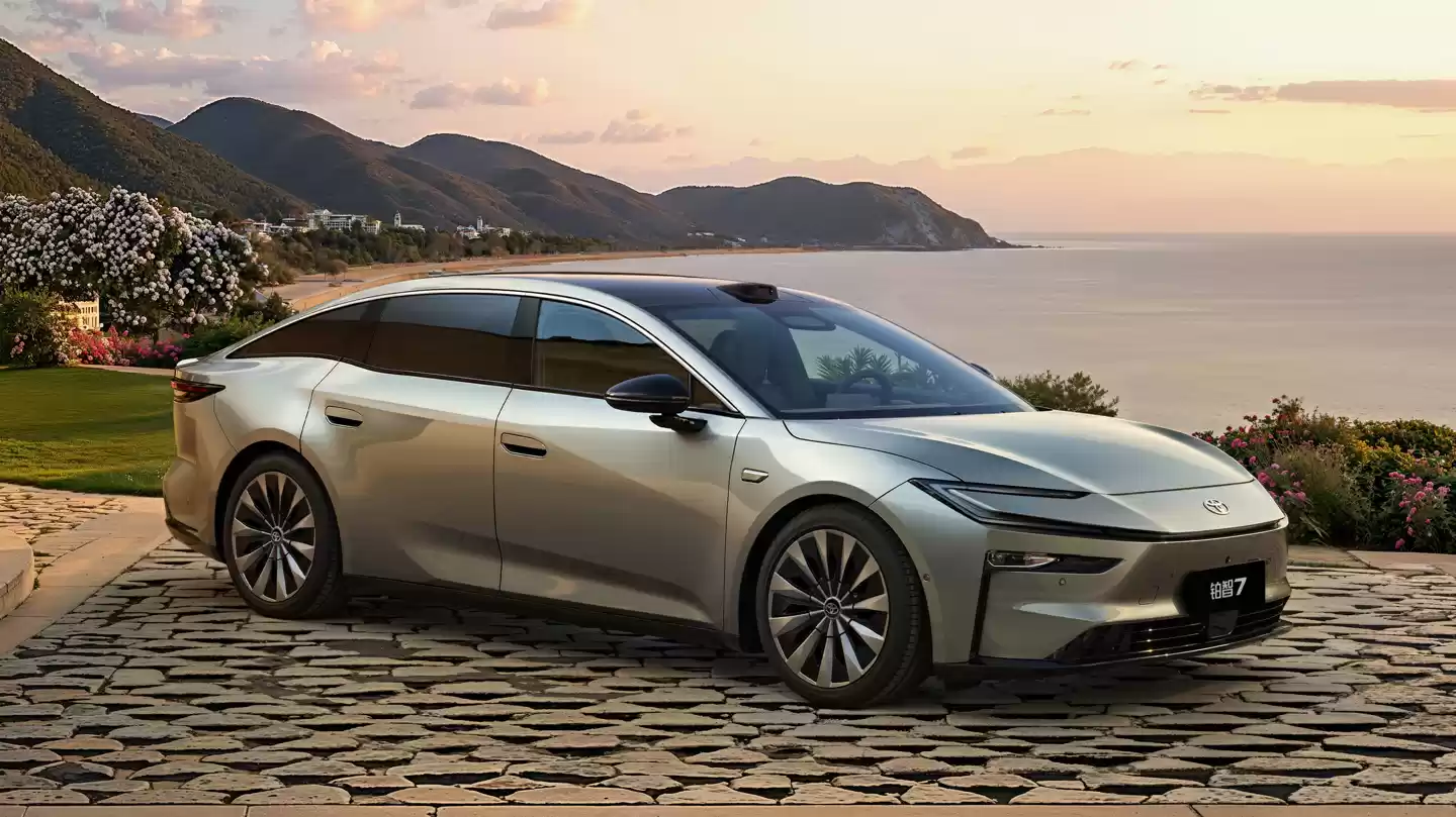 广汽丰田 D 级纯电轿车铂智 7 官图发布:中国团队主导研发,华为电驱 + 鸿蒙座舱 + 小米生态