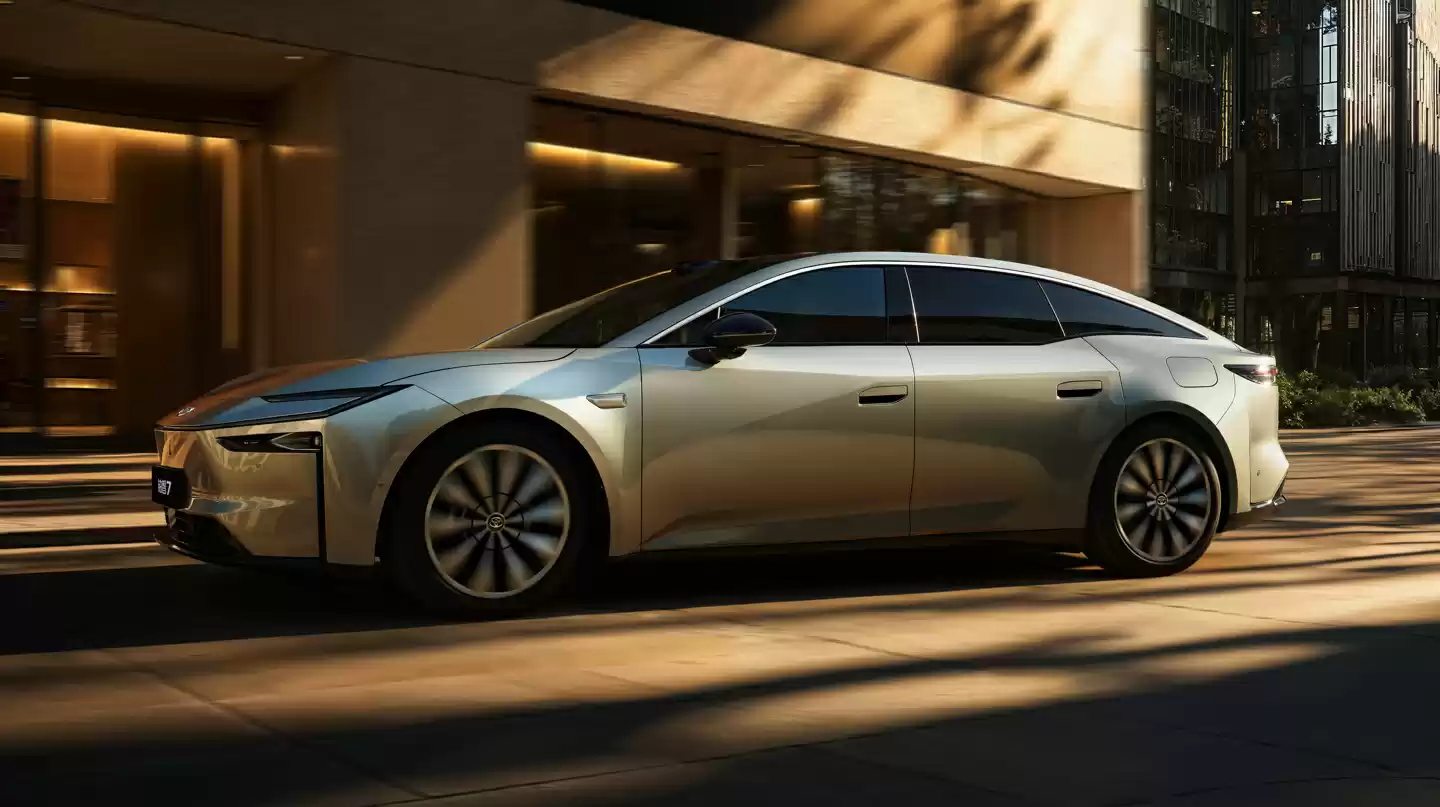 广汽丰田 D 级纯电轿车铂智 7 官图发布:中国团队主导研发,华为电驱 + 鸿蒙座舱 + 小米生态