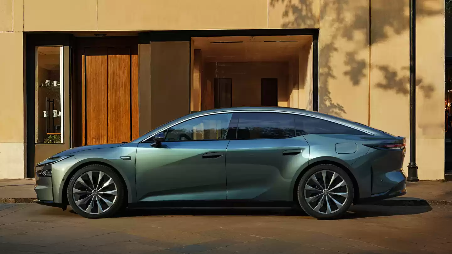 广汽丰田 D 级纯电轿车铂智 7 官图发布:中国团队主导研发,华为电驱 + 鸿蒙座舱 + 小米生态