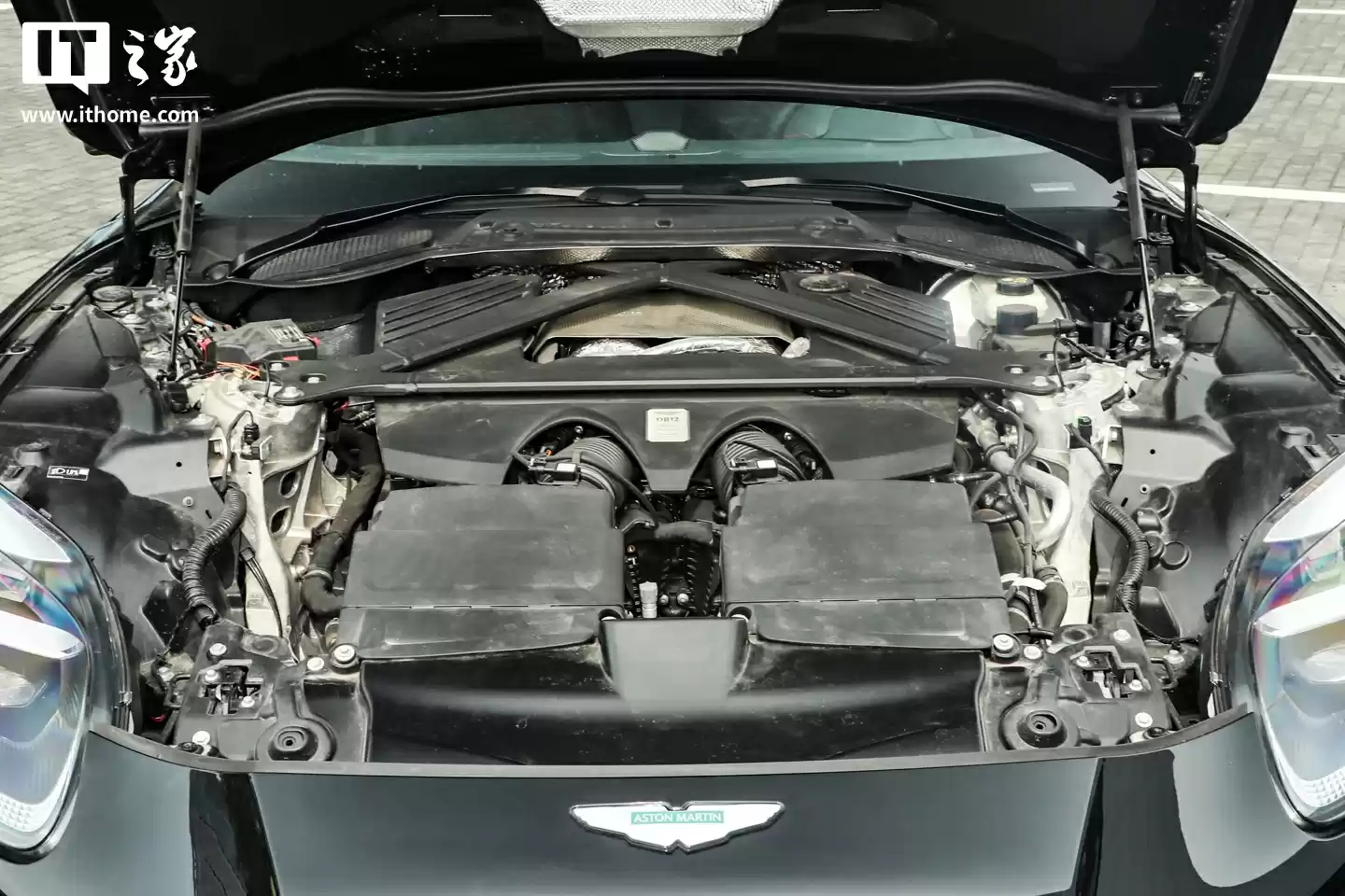 限量 60 辆，阿斯顿・马丁推出 DB12 / Vanquish Volante 纪念版车型