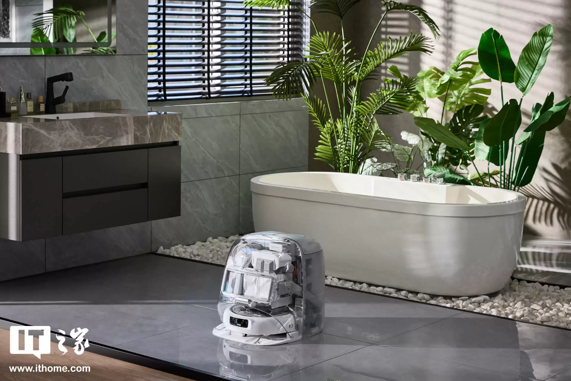 【IT之家评测室】大疆首款扫地机器人 ROMO 体验:无人机巨头的地面清洁挑战