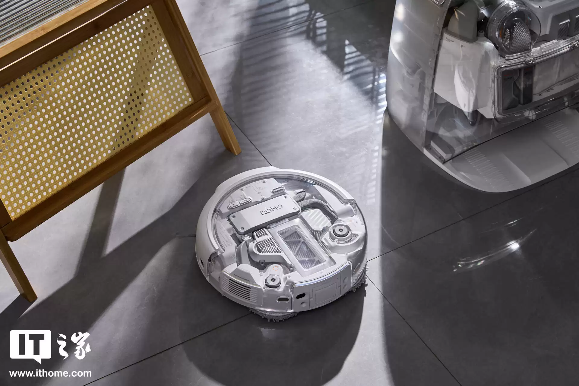 【IT之家评测室】大疆首款扫地机器人 ROMO 体验:无人机巨头的地面清洁挑战