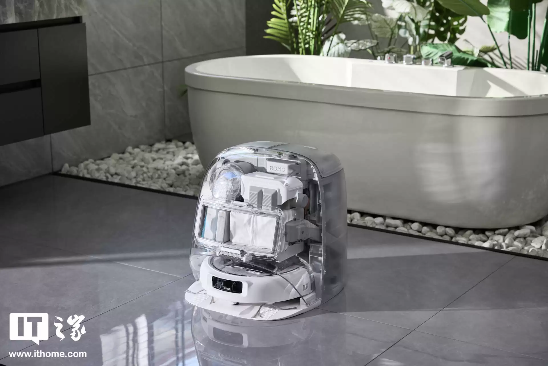 【IT之家评测室】大疆首款扫地机器人 ROMO 体验:无人机巨头的地面清洁挑战
