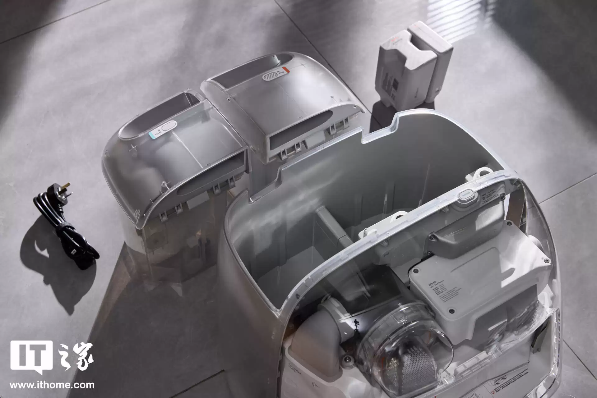 【IT之家评测室】大疆首款扫地机器人 ROMO 体验:无人机巨头的地面清洁挑战