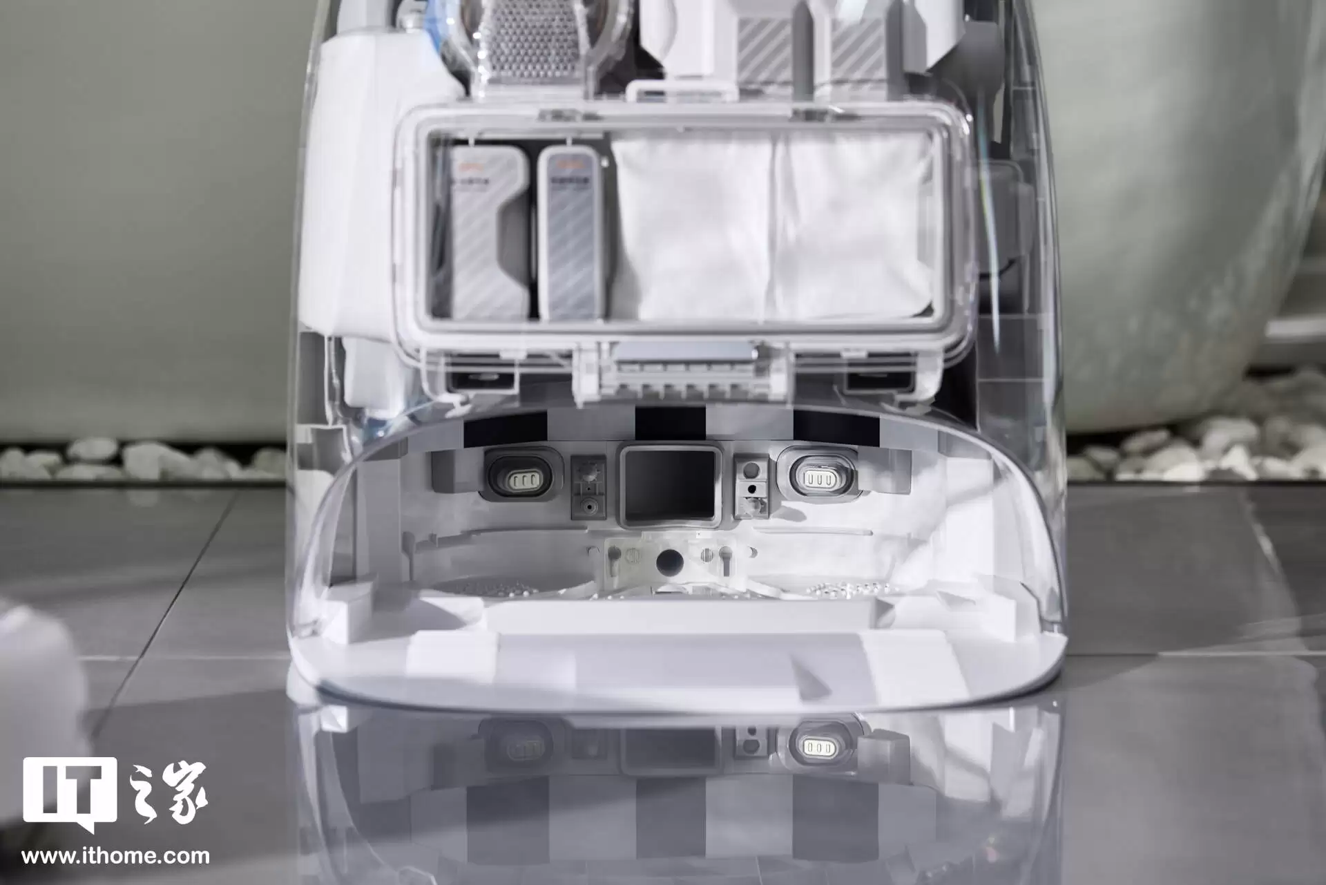 【IT之家评测室】大疆首款扫地机器人 ROMO 体验:无人机巨头的地面清洁挑战