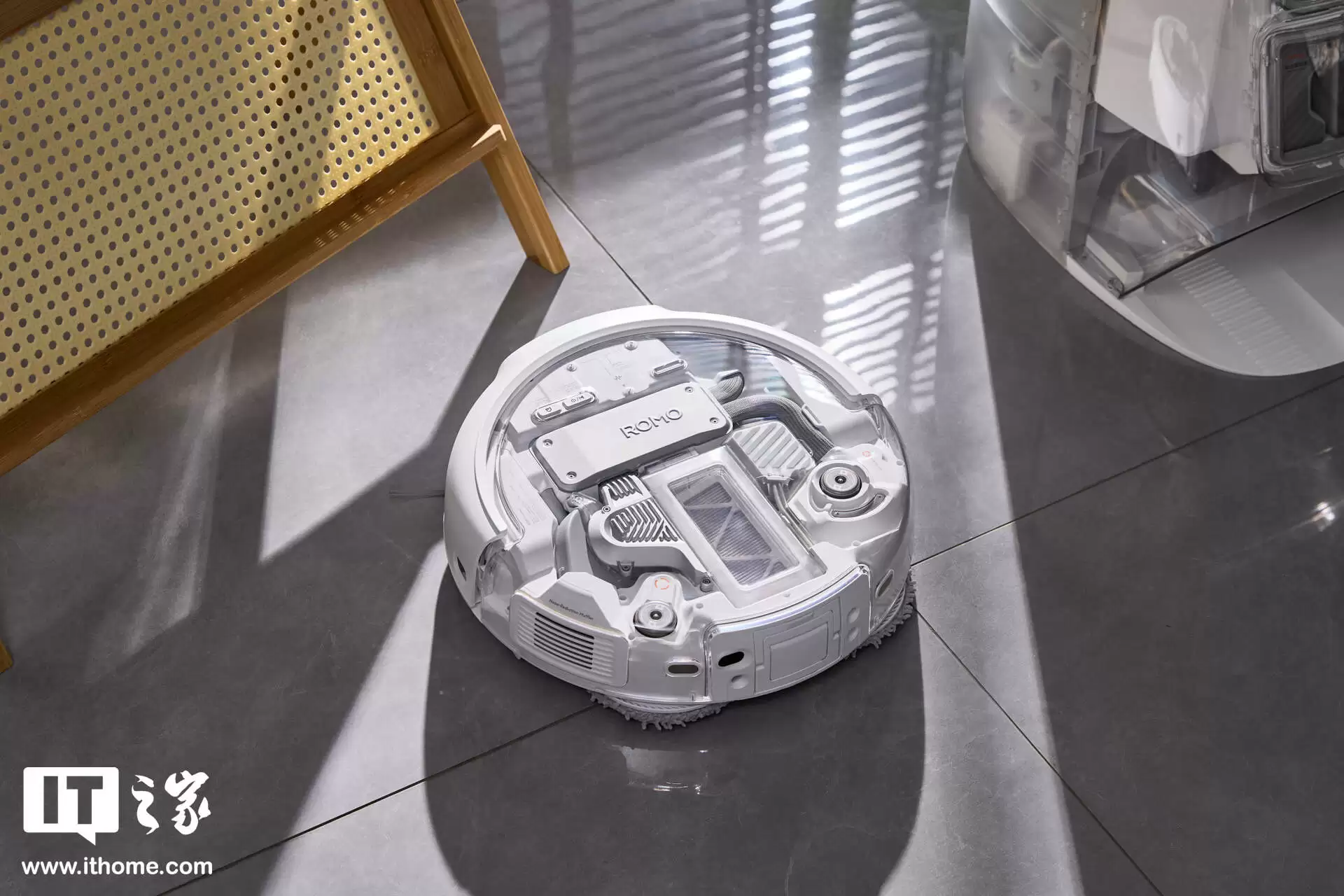 【IT之家评测室】大疆首款扫地机器人 ROMO 体验:无人机巨头的地面清洁挑战