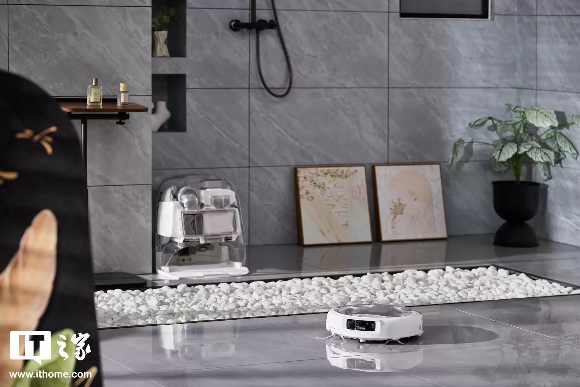 【IT之家评测室】大疆首款扫地机器人 ROMO 体验:无人机巨头的地面清洁挑战