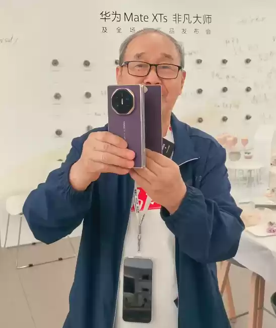 收藏230多台华为手机！83岁华为铁粉点评Mate XTs三折叠：八边形战士