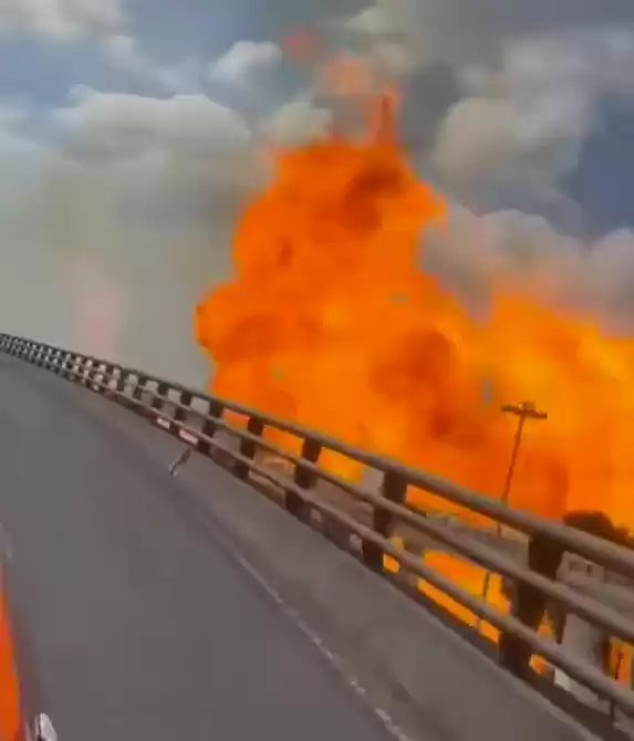 墨西哥一油罐车上5万升液化天然气泄漏爆炸：18辆车被炸毁