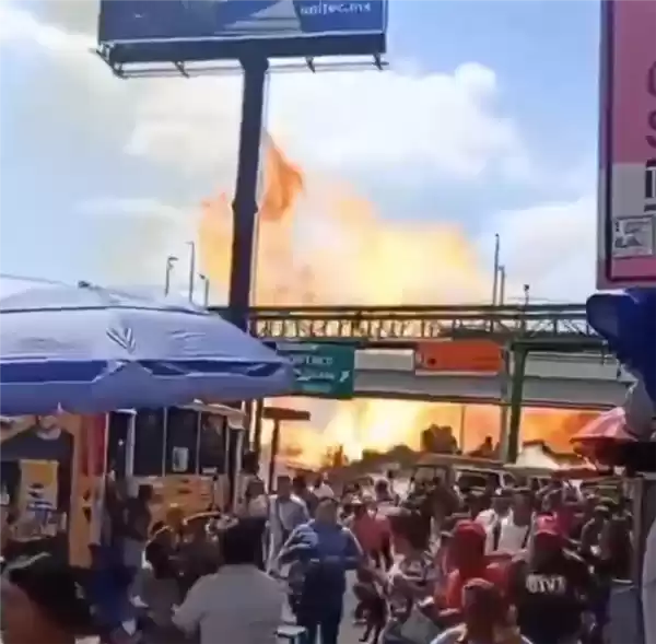 墨西哥一油罐车上5万升液化天然气泄漏爆炸：18辆车被炸毁