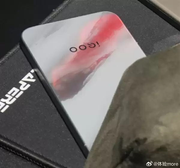 iQOO 15真机首次泄露:红白灰配色设计行业罕见