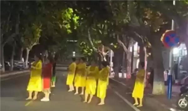 十余名阿姨在马路中央练舞 造车严重堵车引热议：官方回应