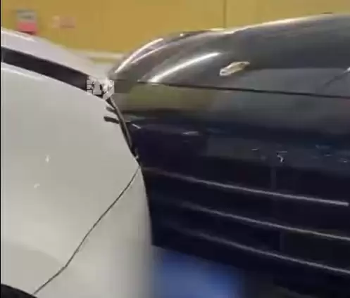 小伙租车挂错档致3车相撞 后面车与保时捷“亲密接触 ”因买了50元保险免赔