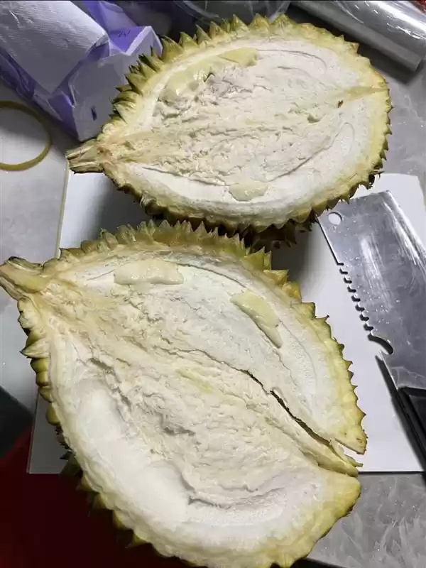 网友带着榴莲过安检 工作人员笑了：你的榴莲没有肉