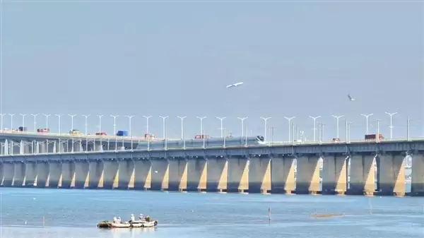 “陆海空”集齐：飞机、高铁、汽车、渔船在这里同框