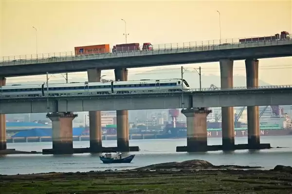 “陆海空”集齐：飞机、高铁、汽车、渔船在这里同框