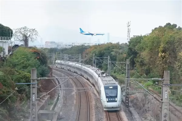 “陆海空”集齐：飞机、高铁、汽车、渔船在这里同框