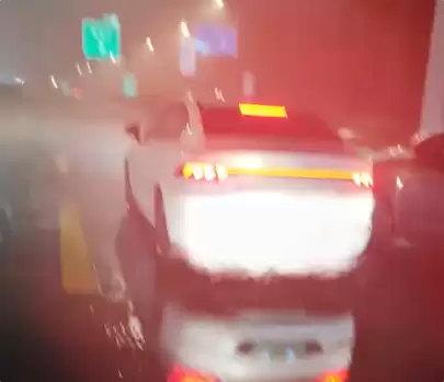 高速上三车并排躲冰雹阻断通行 官方回应：发现赶紧举报