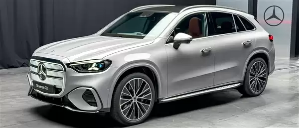 尴尬！奔驰车在德总理默茨面前出“故障” 前备箱盖始终打不开